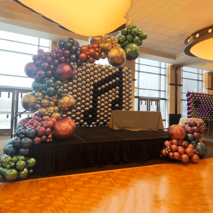 Music-themed stage balloon decor inspo
